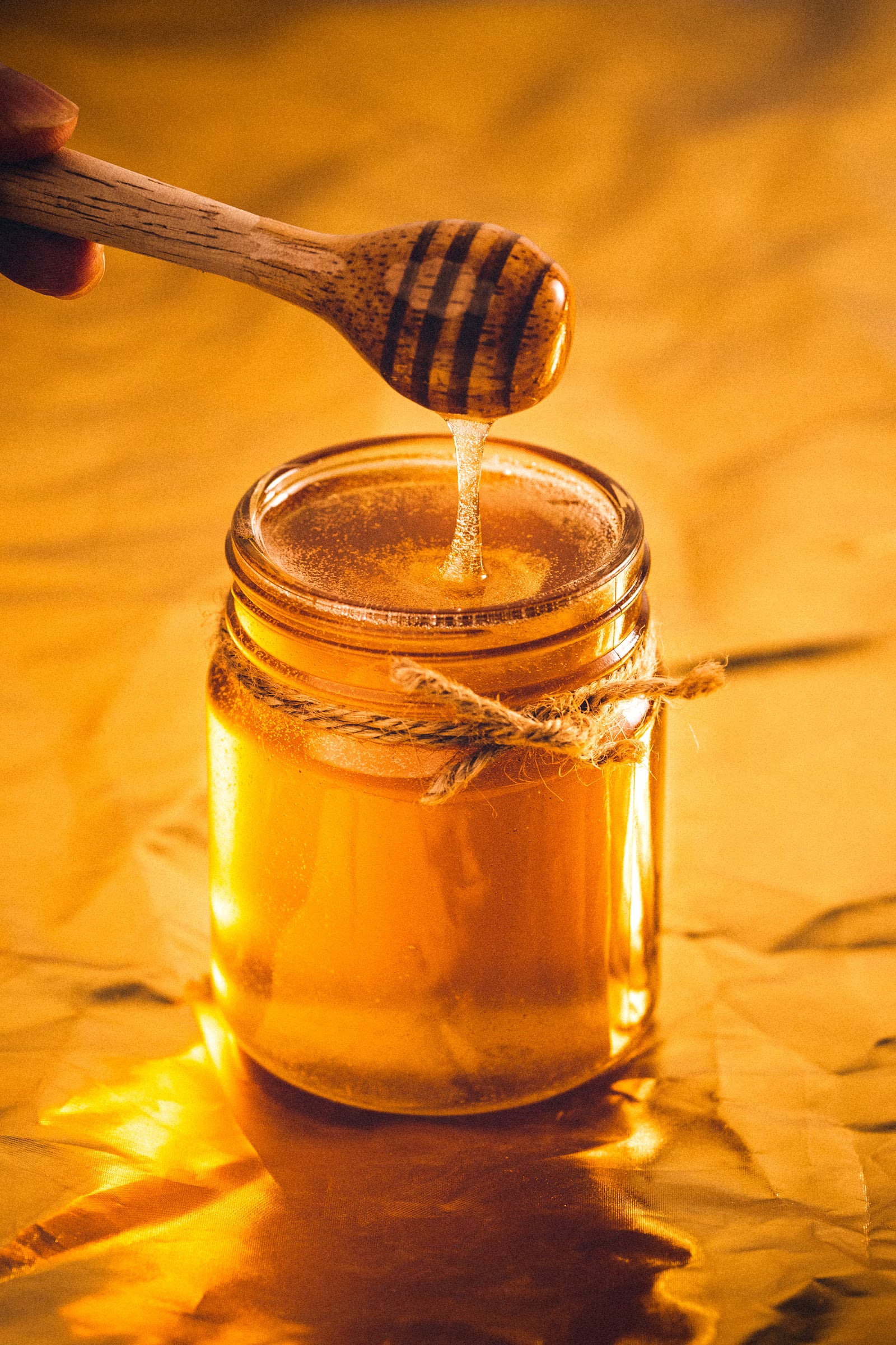Graded New Zealand honey jar with wooden dipper